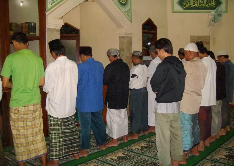 6 Macam Sifat Orang Dilihat dari Kebiasaannya Saat Salat Jamaah. Kamu Masuk yang Mana nih? 7