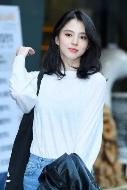 Beda dengan Karakternya dalam Drama, Ini Gaya Kalem dan Lucu Han So-hee yang Sebenarnya! 9