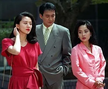 Transformasi Gaya Kim Hee-ae dari Tahun 1992 Hingga Kini; Cantiknya Nggak Berubah! 11