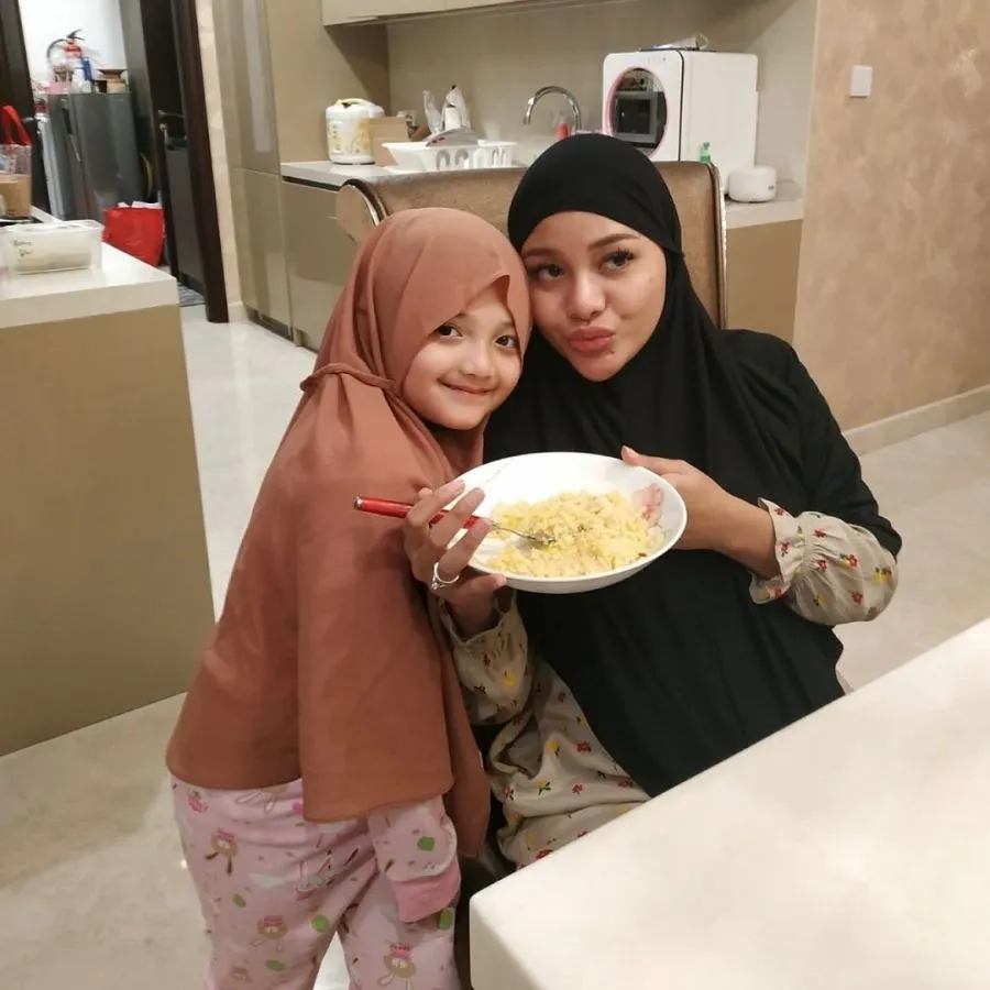 Meski Bukan Berstatus Saudara Kandung, Anak-Anak Artis ini Justru Sangat Dekat 16