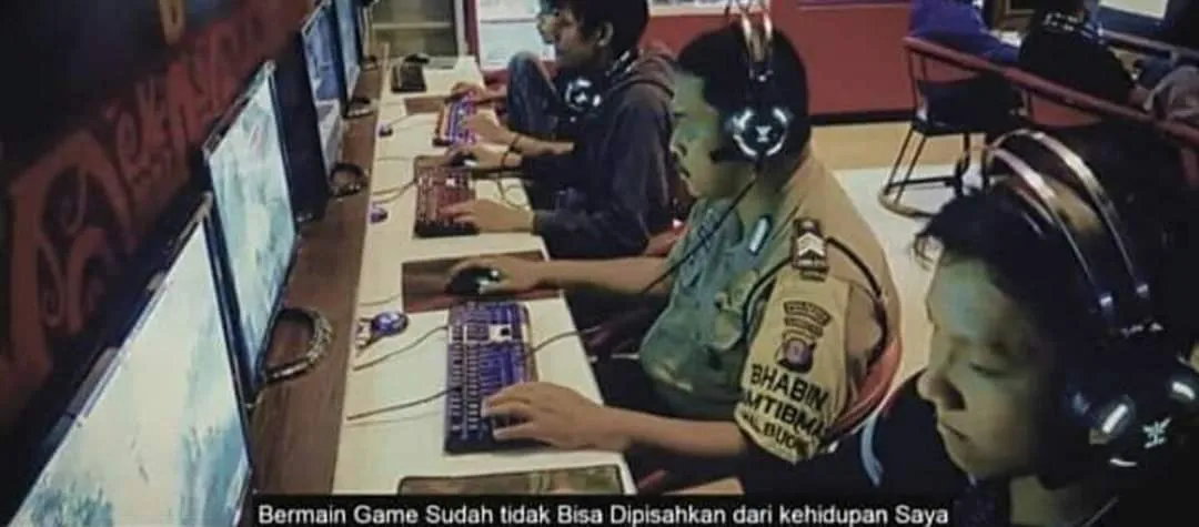 Viral Video Cowok Berseragam Pamer Senjata, Warganet: Percuma Gagah Kalau Nggak Bisa Kayak Gini~ 11