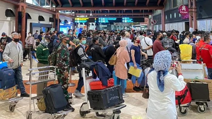 Bandara Soekarno Hatta Disesaki Ribuan Penumpang Hari Ini. Antrian Padat Tanpa Physical Distancing! 6