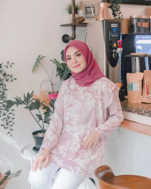 Jangan Asal, Ini 9 Cara Membuat Busana Merah Mudamu Jadi Elegan Tanpa Kecerahan! 16