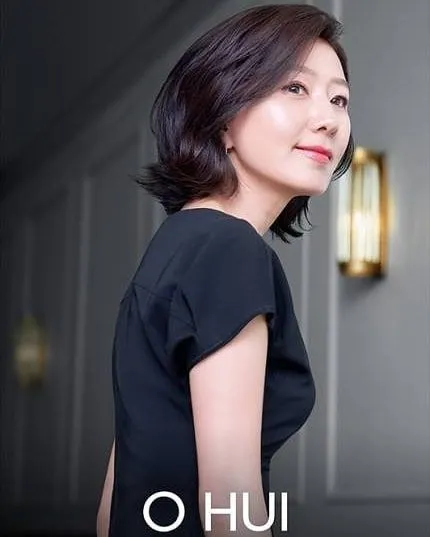 Menilai Gaya Kim Hee-ae dari Atas Sampai Bawah; Umur 54 Tahun Masih Kayak ABG! 7