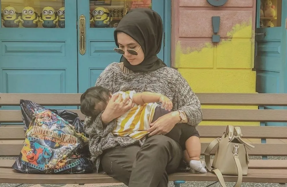 5 Panduan ASI Tetap Lancar Saat Menyusui di Bulan Puasa. Nutrisi Anak Terjamin, Aman Kejar Pahala~