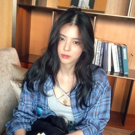 Beda dengan Karakternya dalam Drama, Ini Gaya Kalem dan Lucu Han So-hee yang Sebenarnya! 10