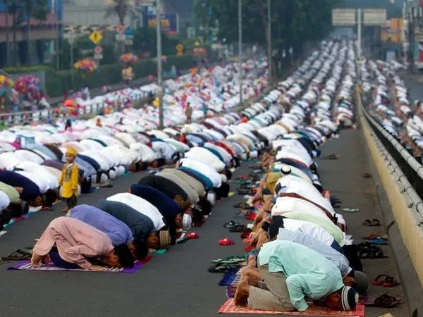 10 Potret Kemeriahan Idulfitri dari Berbagai Negara di Masa Sebelum Pandemi. Bikin Kangen Kumpul Keluarga! 19