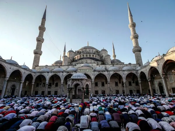 10 Potret Kemeriahan Idulfitri dari Berbagai Negara di Masa Sebelum Pandemi. Bikin Kangen Kumpul Keluarga! 16