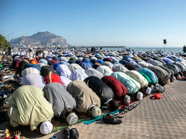 10 Potret Kemeriahan Idulfitri dari Berbagai Negara di Masa Sebelum Pandemi. Bikin Kangen Kumpul Keluarga! 14