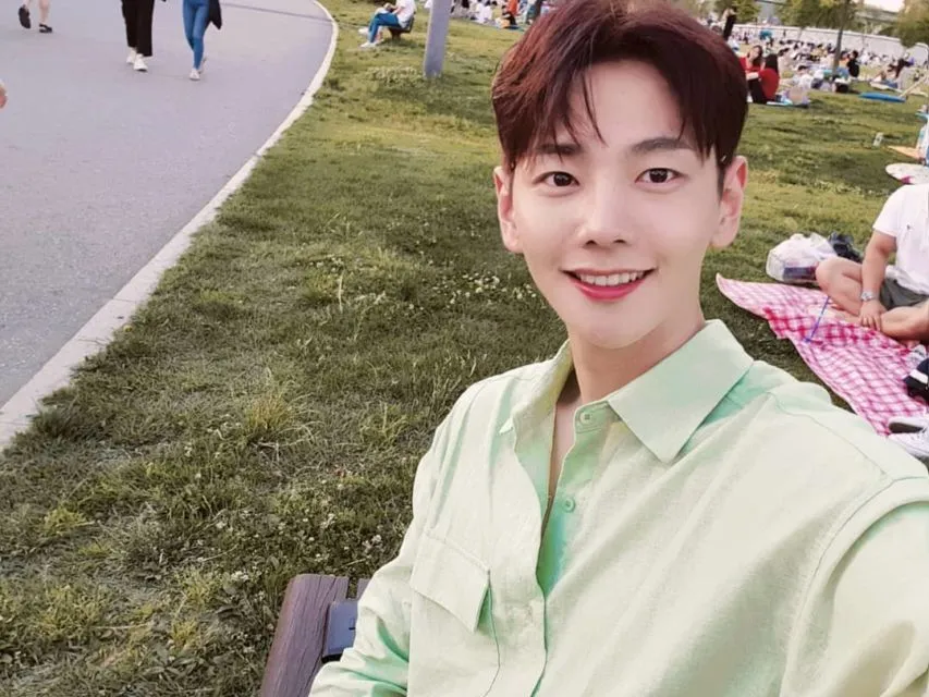 6 Fakta Penting Park Ji Hoon, Aktor Muda Korea yang Meninggal karena Kanker Perut 8