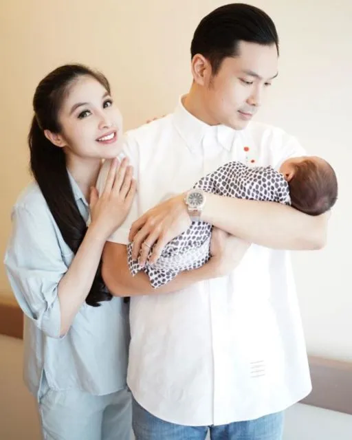 6 Kisah Perjuangan Artis Tanah Air Saat Melahirkan Sang Buah Hati. Dramatis dan Berliku-liku! 10