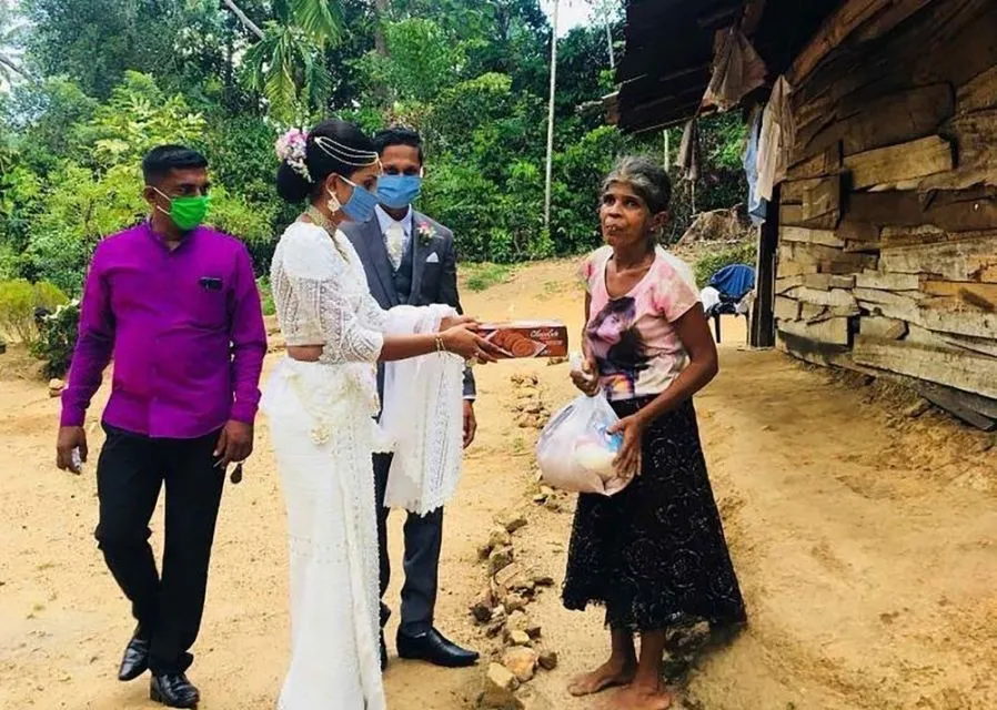 Gagal Gelar Nikahan Mewah karena Corona, Pasangan Sri Lanka Akhirnya Bagikan Makanan ke Warga 7