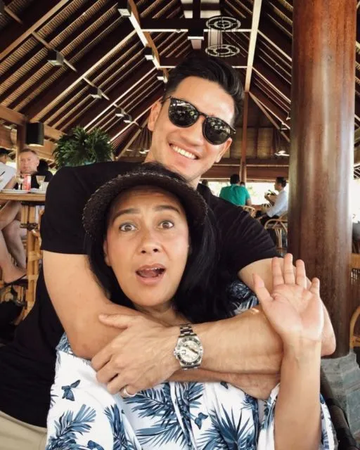 5 Alasan Andrew White Layak jadi Sosok Suami dan Ayah Idola. Perhatian dan Sayang Keluarga~ 8