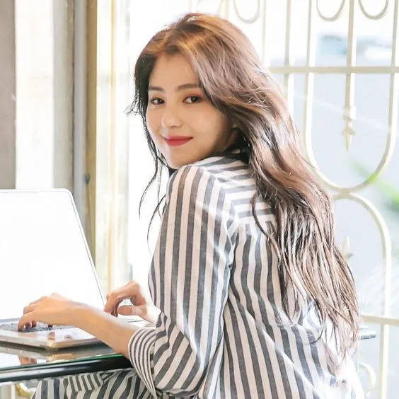 Beda dengan Karakternya dalam Drama, Ini Gaya Kalem dan Lucu Han So-hee yang Sebenarnya! 13