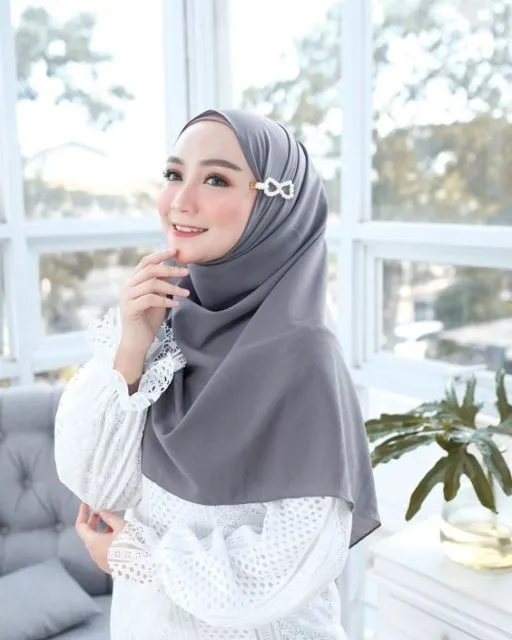 4 Kesalahan Pakai Hijab yang Bikin Penampilanmu Berantakan. Please, Teliti Lagi! 7