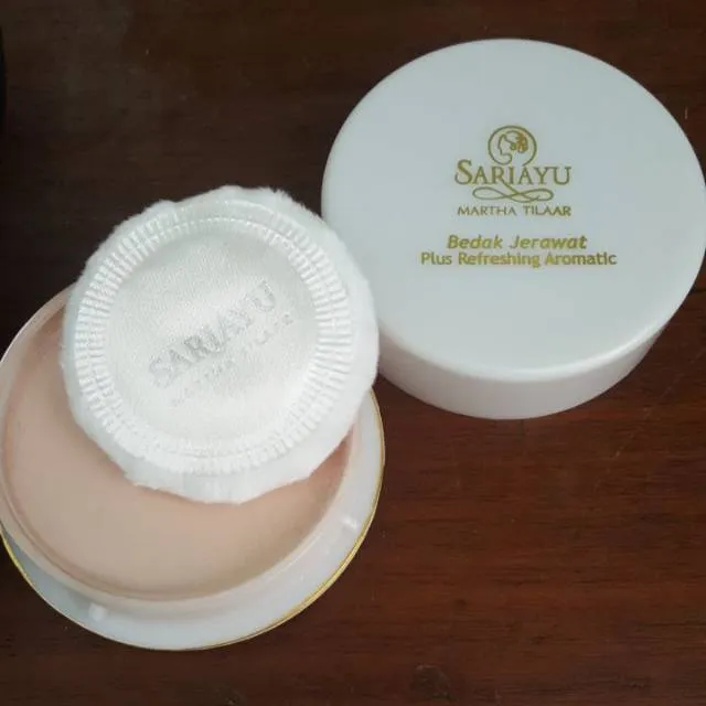 4 Bedak Tabur Ini Tetap Diidolakan Meski Telah Eksis Sejak Zaman Gadis Ibumu. Sebagus Apa, Ya? 7