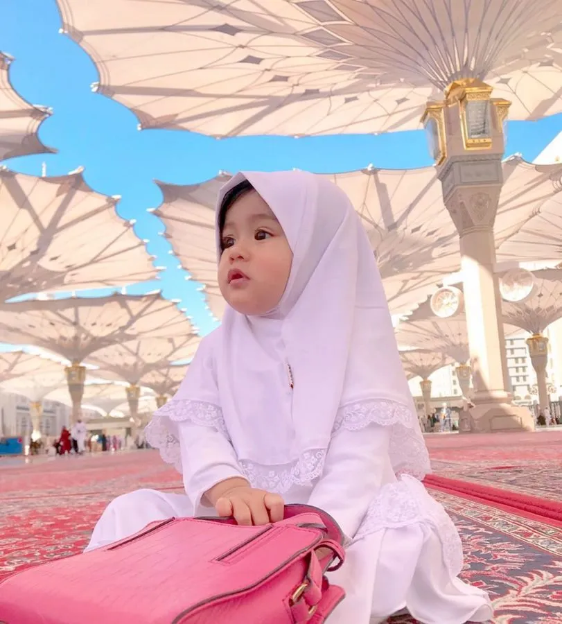 Lucunya 10 Anak Seleb yang Mau Ikut Beribadah dan Pakai Mukena. Gemasnya Berlipat Ganda! 13