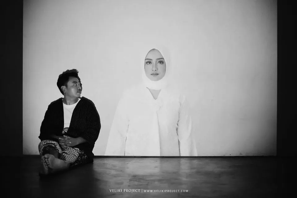10 Ide Pre-wedding di Rumah dengan Konsep Proyeksi. Hasil Artistik Mirip Foto di Instalasi Seni! 18