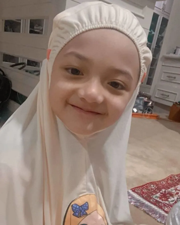 Lucunya 10 Anak Seleb yang Mau Ikut Beribadah dan Pakai Mukena. Gemasnya Berlipat Ganda! 10