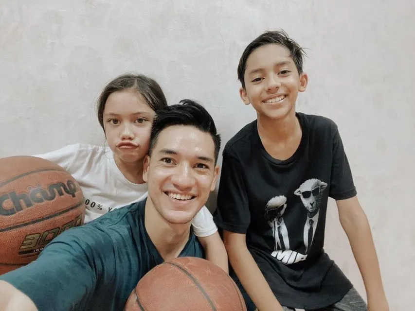 5 Alasan Andrew White Layak jadi Sosok Suami dan Ayah Idola. Perhatian dan Sayang Keluarga~ 9