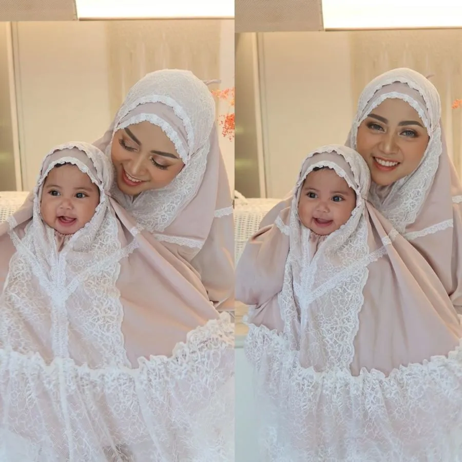 Lucunya 10 Anak Seleb yang Mau Ikut Beribadah dan Pakai Mukena. Gemasnya Berlipat Ganda! 9
