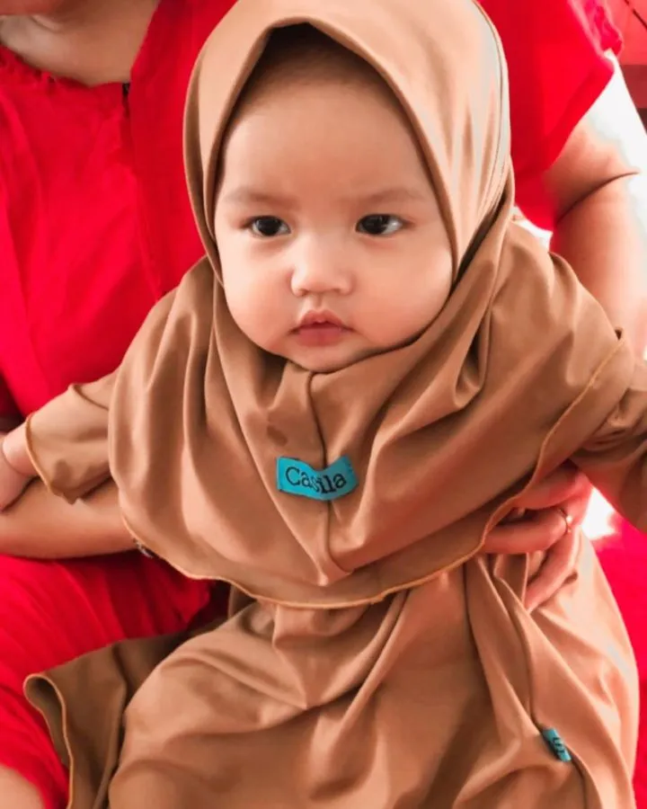 Lucunya 10 Anak Seleb yang Mau Ikut Beribadah dan Pakai Mukena. Gemasnya Berlipat Ganda! 14
