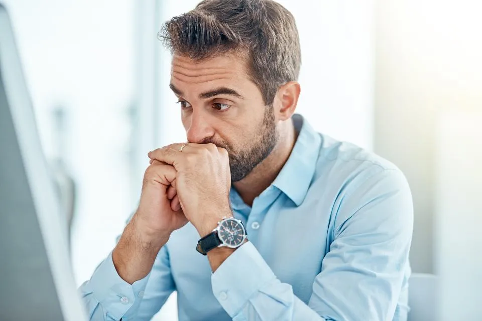 5 Pikiran Absurd yang Mungkin Muncul Setiap Lagi Overthinking. Kamu Kayak Gini juga Nggak sih? :( 6