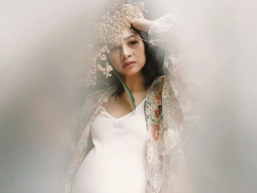10 Ide Maternity Photoshoot ala Andien Aisyah. Di Rumah Aja Tapi Hasil Fotonya Sekece di Studio! 13