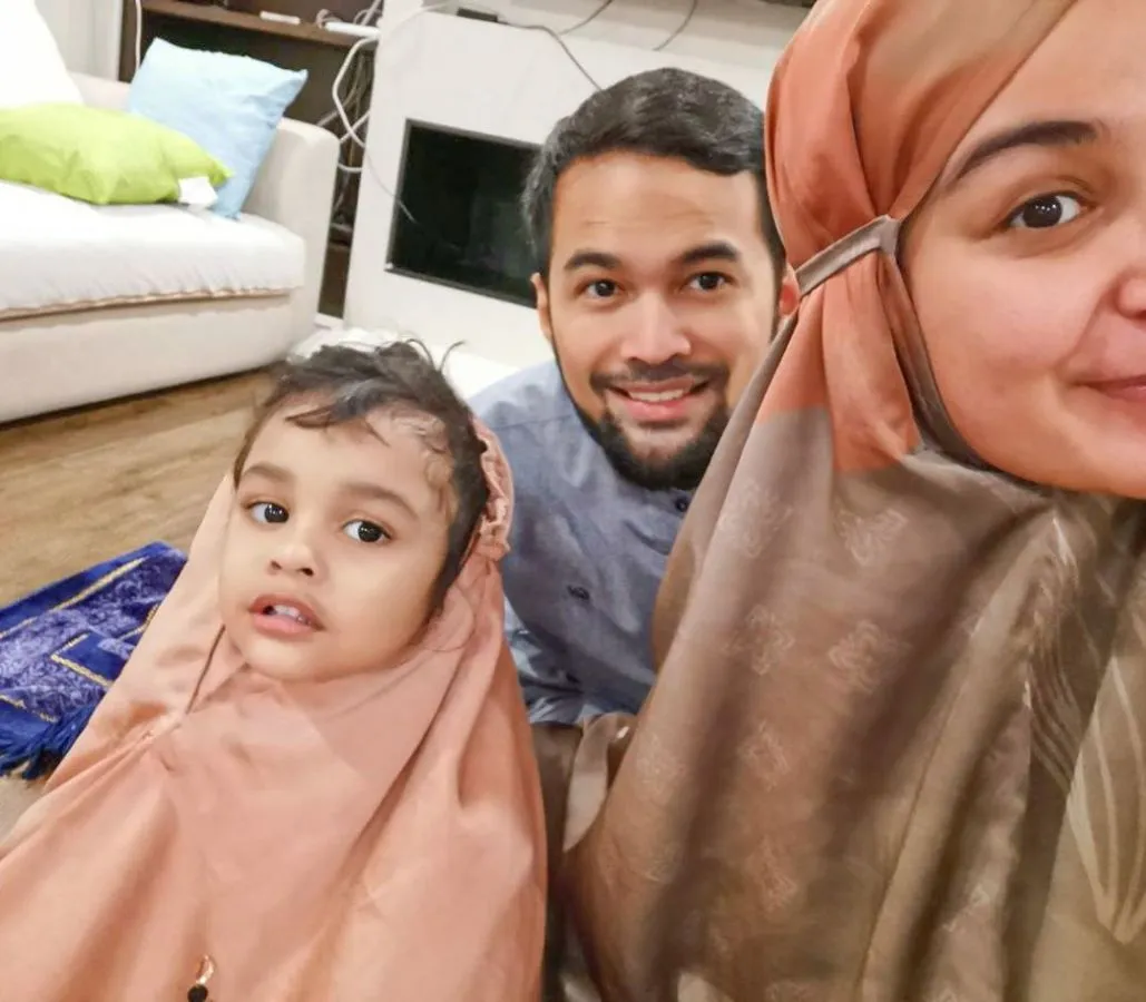 Lucunya 10 Anak Seleb yang Mau Ikut Beribadah dan Pakai Mukena. Gemasnya Berlipat Ganda! 11
