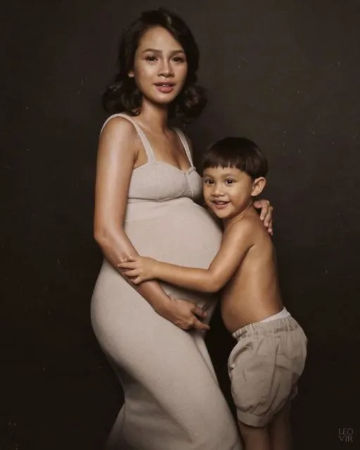 10 Ide Maternity Photoshoot ala Andien Aisyah. Di Rumah Aja Tapi Hasil Fotonya Sekece di Studio! 19