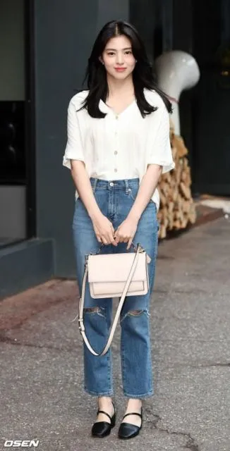 Beda dengan Karakternya dalam Drama, Ini Gaya Kalem dan Lucu Han So-hee yang Sebenarnya! 8