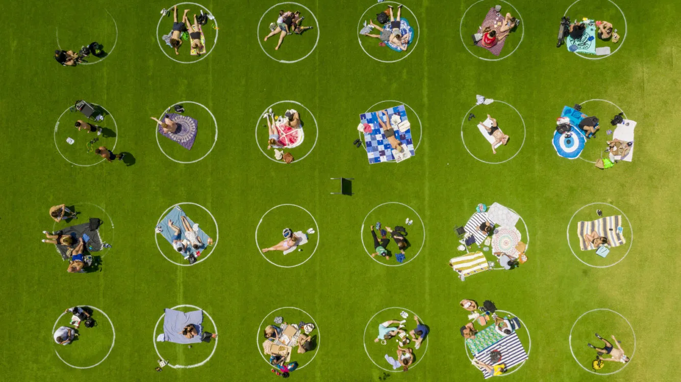 Social Distancing Circle, Lingkaran untuk Jaga Jarak Antar Pengunjung Taman di Domino Park 8