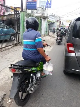 Viral Video Cowok Berseragam Pamer Senjata, Warganet: Percuma Gagah Kalau Nggak Bisa Kayak Gini~ 15
