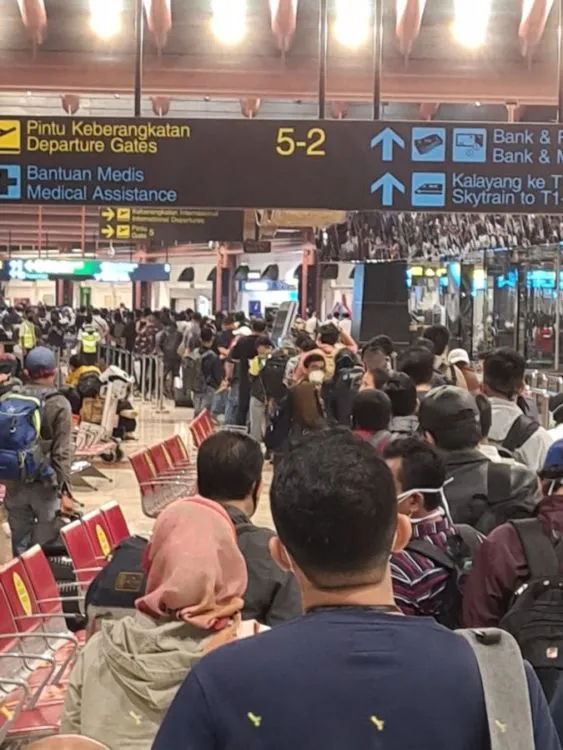 Bandara Soekarno Hatta Disesaki Ribuan Penumpang Hari Ini. Antrian Padat Tanpa Physical Distancing! 5