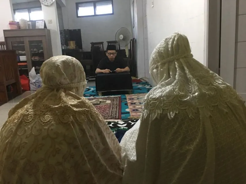 11 Potret Kreatif Momen Khotbah Salat Id di Rumah Ketika Karantina. Yang Penting Berasa Lebaran~ 13