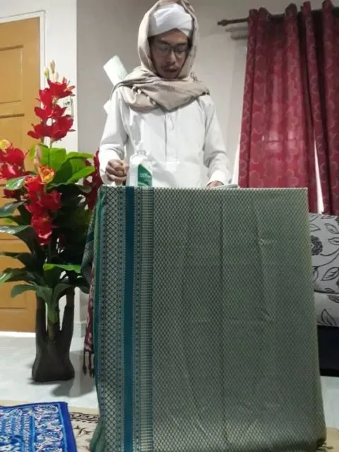 11 Potret Kreatif Momen Khotbah Salat Id di Rumah Ketika Karantina. Yang Penting Berasa Lebaran~ 15