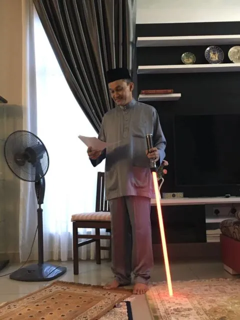 11 Potret Kreatif Momen Khotbah Salat Id di Rumah Ketika Karantina. Yang Penting Berasa Lebaran~ 20