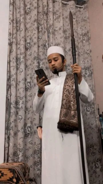 11 Potret Kreatif Momen Khotbah Salat Id di Rumah Ketika Karantina. Yang Penting Berasa Lebaran~ 17