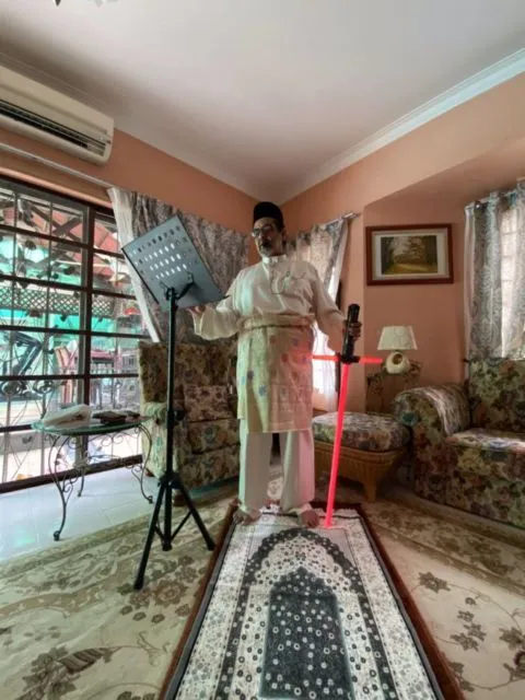 11 Potret Kreatif Momen Khotbah Salat Id di Rumah Ketika Karantina. Yang Penting Berasa Lebaran~ 22