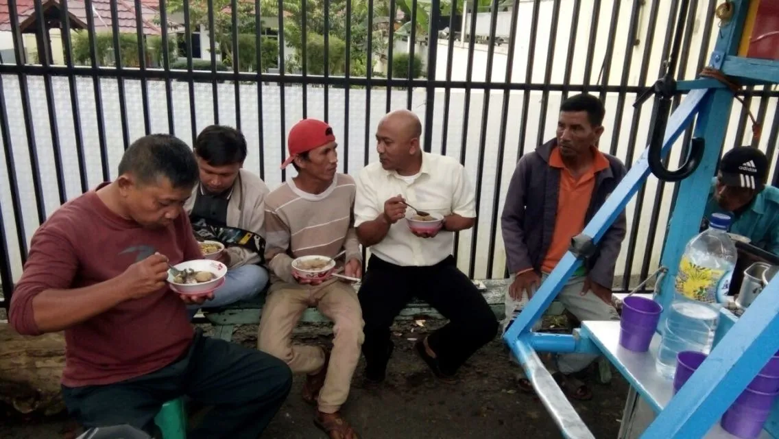 Suka Duka Pacaran sama Tetangga Rumah Sendiri. Ada yang Pernah Ngerasain? 9