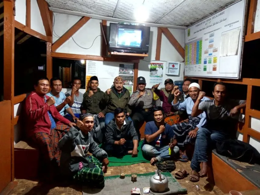 Topik Obrolan Paling Favorit di Pos Ronda. Ternyata Ngerumpi Nggak Cuma Urusan Ibu-Ibu 6
