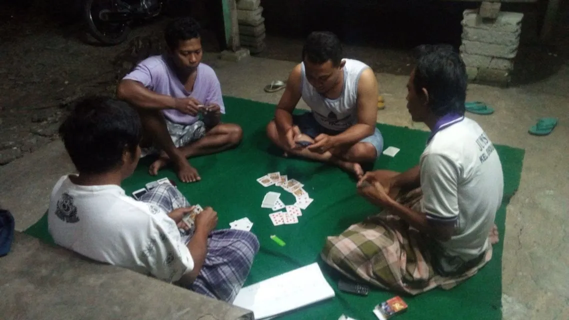 Topik Obrolan Paling Favorit di Pos Ronda. Ternyata Ngerumpi Nggak Cuma Urusan Ibu-Ibu 8