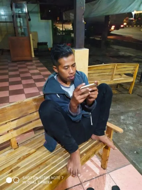 Topik Obrolan Paling Favorit di Pos Ronda. Ternyata Ngerumpi Nggak Cuma Urusan Ibu-Ibu 7