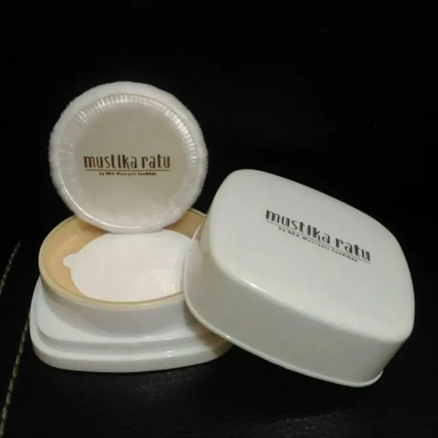 4 Bedak Tabur Ini Tetap Diidolakan Meski Telah Eksis Sejak Zaman Gadis Ibumu. Sebagus Apa, Ya? 8