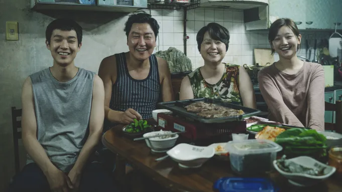 4 Film Korea Bertema Keluarga dan Sahabat, Tontonan Terbaik Saat Lebaran dan Jauh dari Rumah :( 5