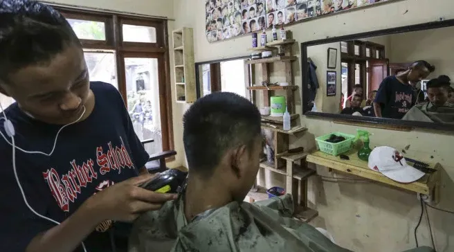 Nostalgia Tempat Cukur Zaman Dulu. Era Kejayaan Potong Rambut Sebelum Tren Barber Shop 8