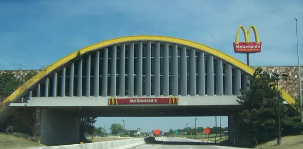 Deretan Foto McD Paling Aneh yang Pernah Ada. Di Indonesia Nggak Ada yang Kayak Gini, Kan? 14