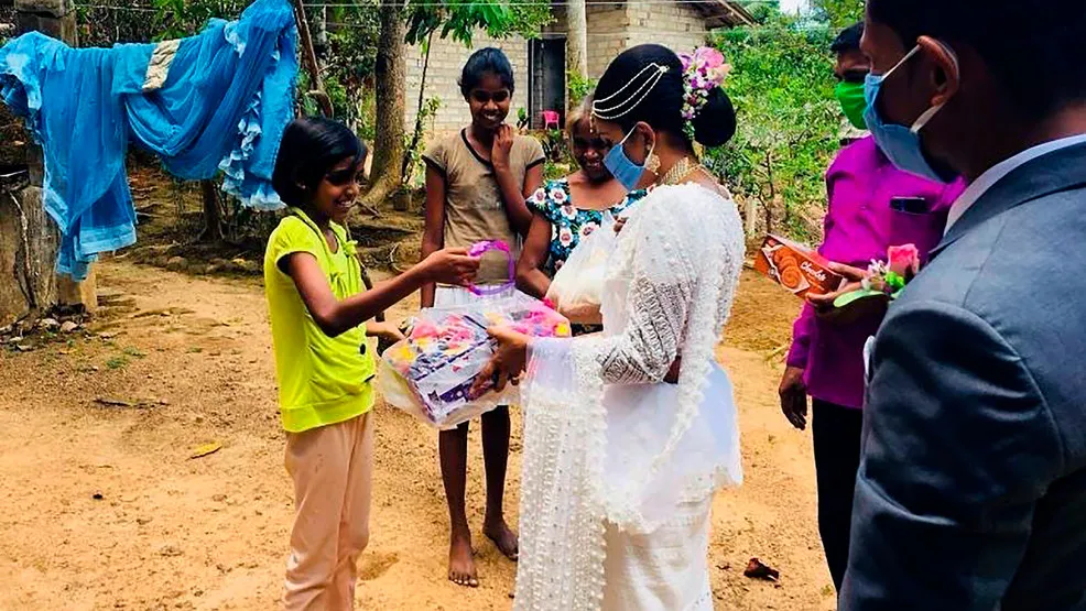 Gagal Gelar Nikahan Mewah karena Corona, Pasangan Sri Lanka Akhirnya Bagikan Makanan ke Warga 6