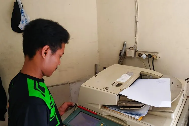 8 Sosok yang Nggak Boleh Absen dari Hidup Mahasiswa. Tanpa Mereka, Bisa Kacau Dunia Perkuliahan! 12