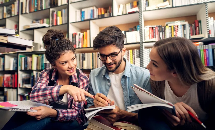 8 Sosok yang Nggak Boleh Absen dari Hidup Mahasiswa. Tanpa Mereka, Bisa Kacau Dunia Perkuliahan! 14